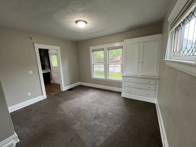 Building Photo - Three bedroom one bathroom single family home for rent MOVE IN SPECIAL - HALF OFF FIRST MONTHS RENT