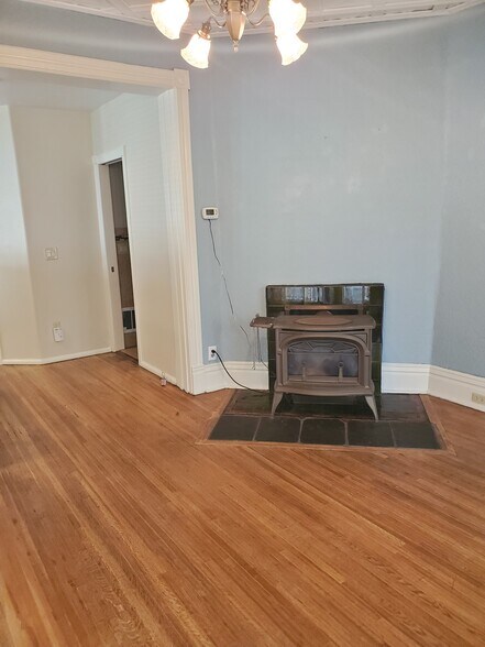 Gas fireplace in LR - 1207 W 7th Ave