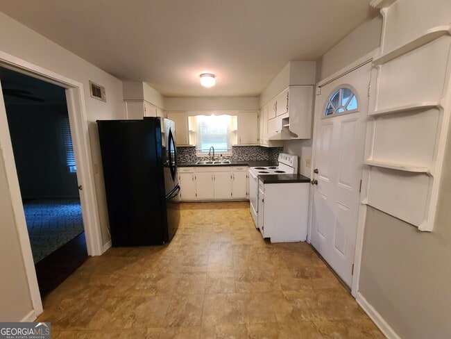 Building Photo - 2691 Fernwood Ave