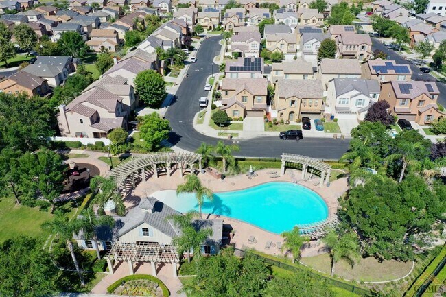 Building Photo - Gorgeous Home in a Gated Community with Pool!