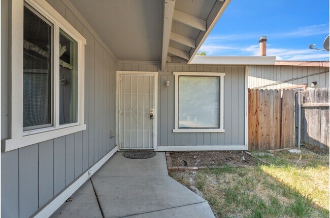 Building Photo - 3944-3944 Renick Way