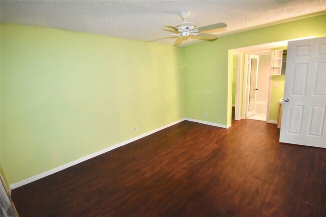 Building Photo - 700 SE 2nd Ave