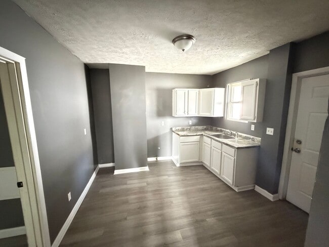 Building Photo - 316 W 10th St