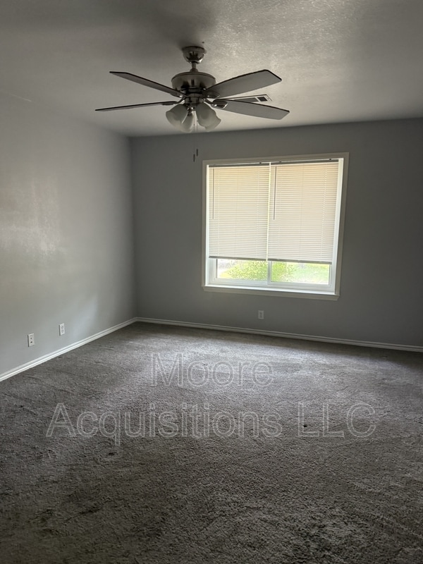 Building Photo - 3601 Oakwood Dr