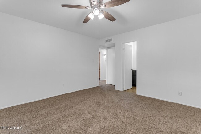 Building Photo - 517 E Hermosa Dr