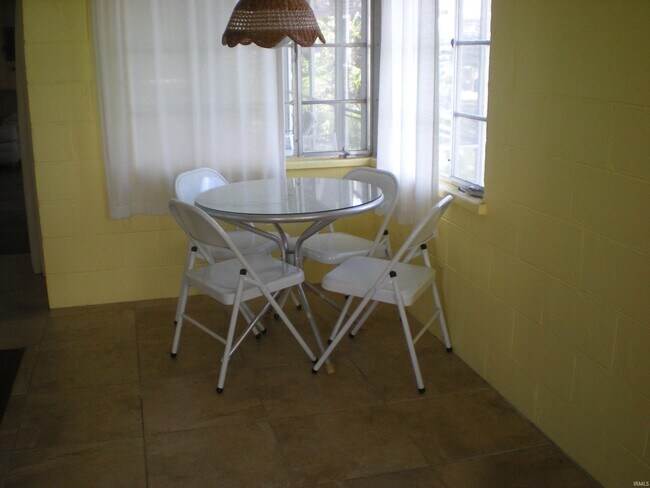 Building Photo - 35-Lane280 Lane 280 E