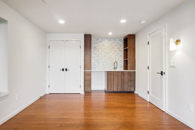 Building Photo - Stunning 3,146 Sq. Ft. Olympia Waterfront ...