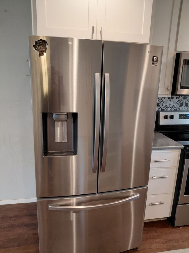 Building Photo - Adorable 3/2 with Garage Parking + Large backyard and gazebo!!