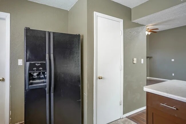 Kitchen - 6909 Cleghorn Rd NW