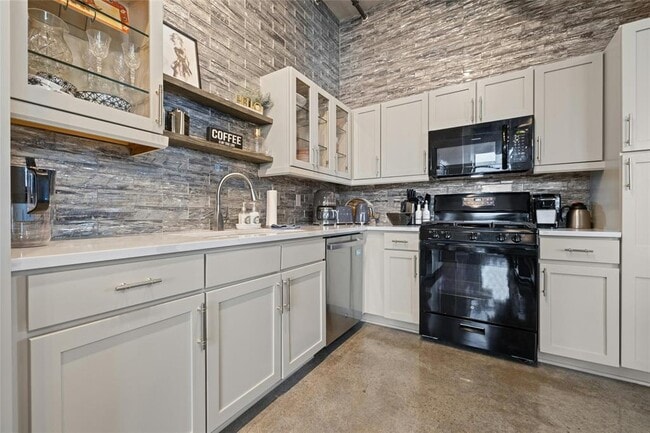 Building Photo - 800 W 5th St