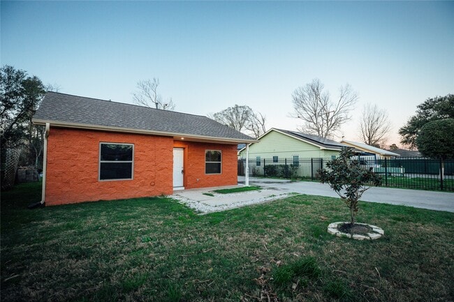 Building Photo - 5617 Schutz St