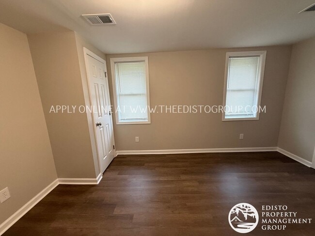 Building Photo - Freshly Renovated 3-Bedroom with Screened Porch