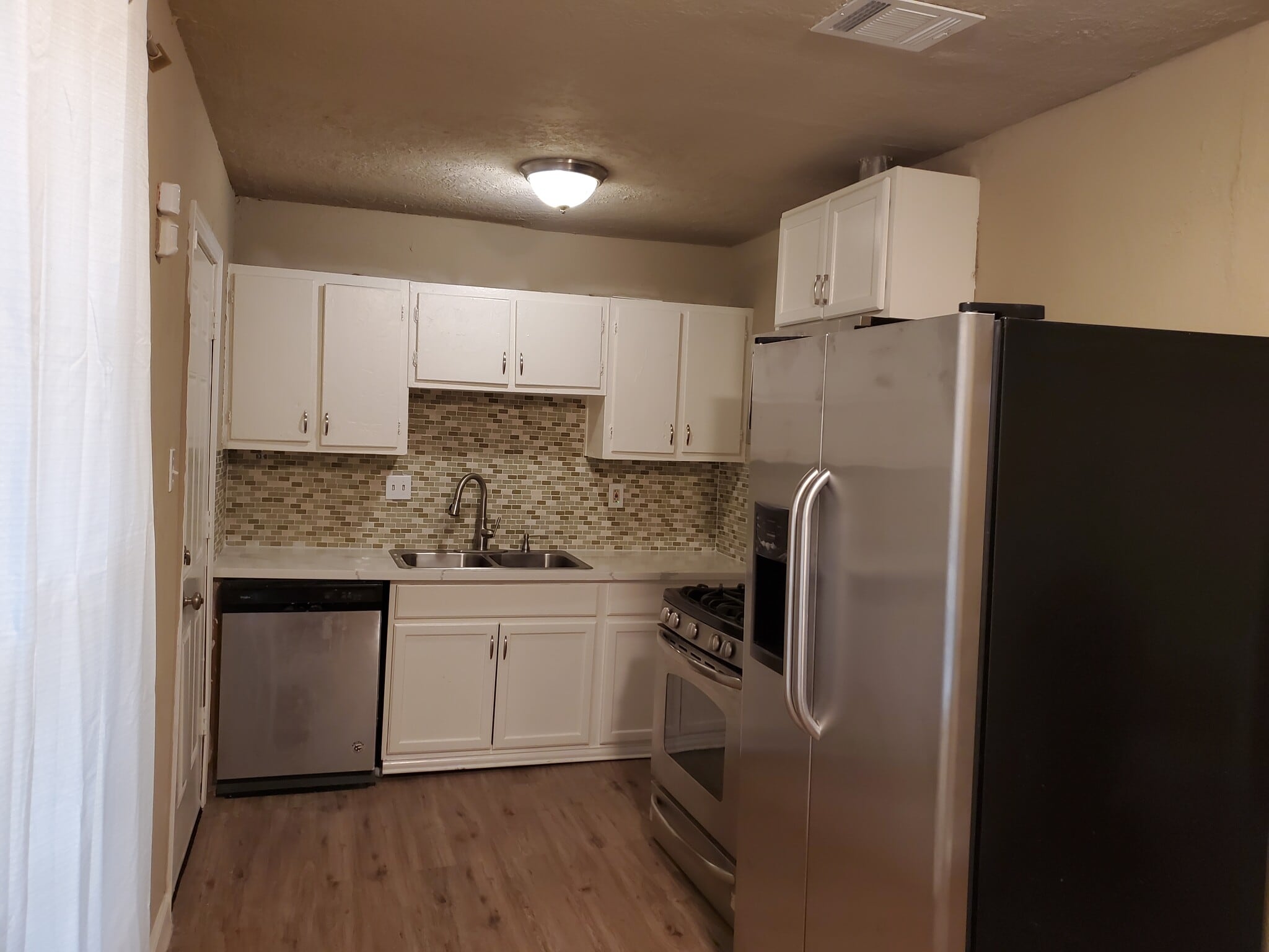 Building Photo - 5131 Lyndhurst Dr