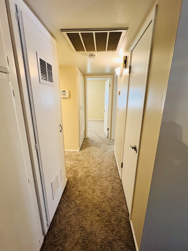 Building Photo - 500 River Oaks Dr