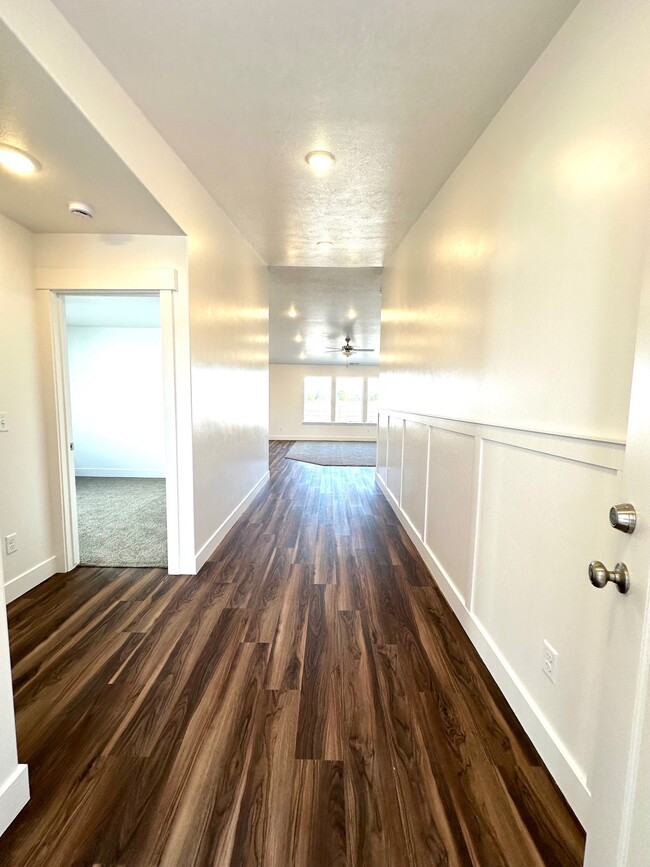 Building Photo - HC 1136