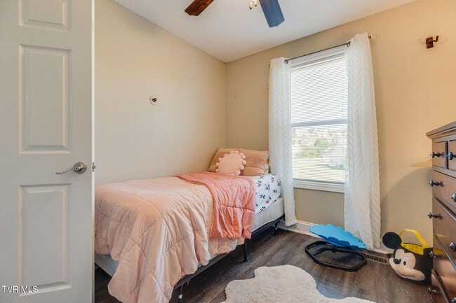 Building Photo - For Rent — Modern Duplex Near Historic Jon...
