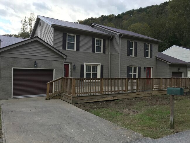 Primary Photo - 131 Richmond Hill Dr