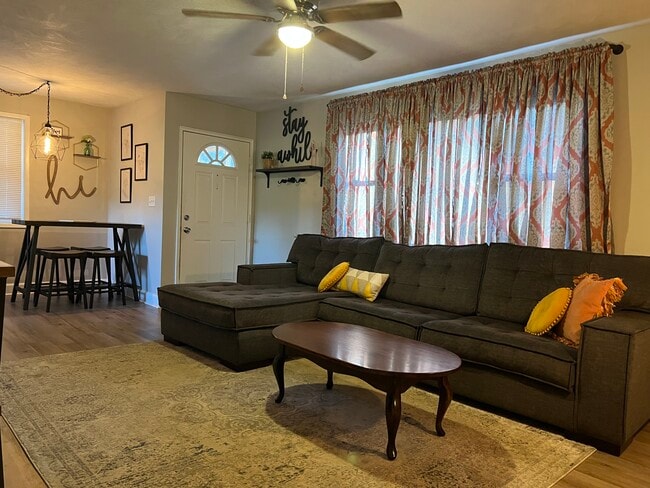 Building Photo - 2008 Robin Rd