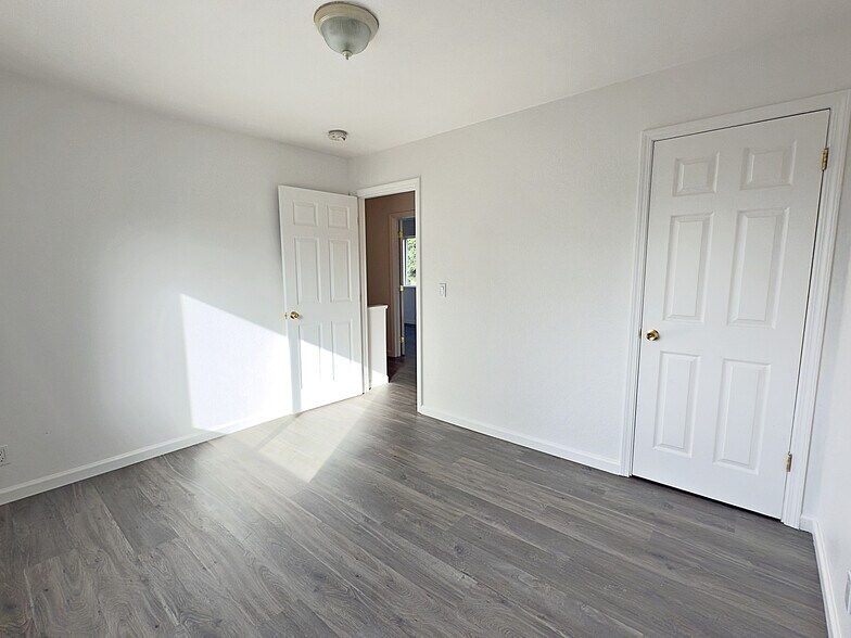 Building Photo - 6731 SE Fern Ave