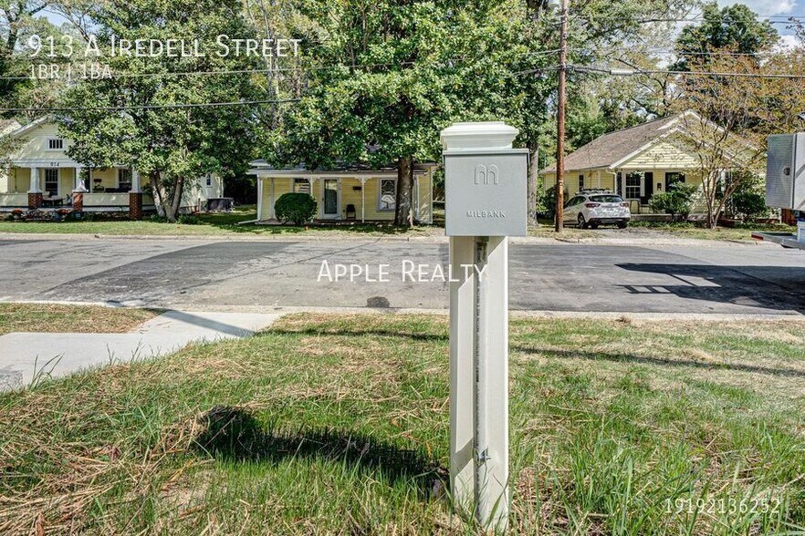 Building Photo - 913 Iredell St