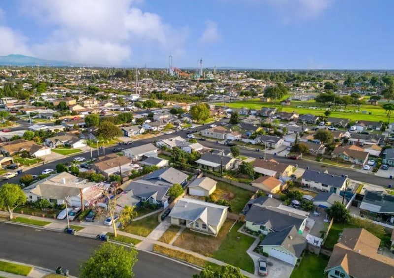 Building Photo - 7182 El Verano Dr