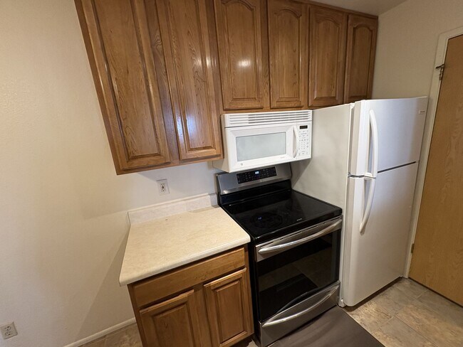 Building Photo - East side condo with community pool/spa/assigned covered parking place