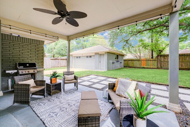 Building Photo - 10903 Hillcroft St