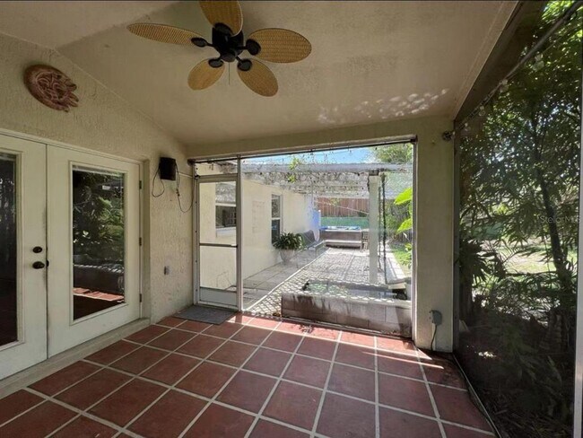 Building Photo - 9611 Saragossa St