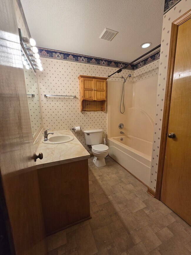 Building Photo - NEW LISTING!!!!!
