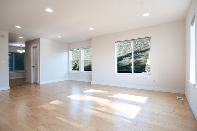 Building Photo - STILL AVAILABLE! Special: Only $500 Securi...