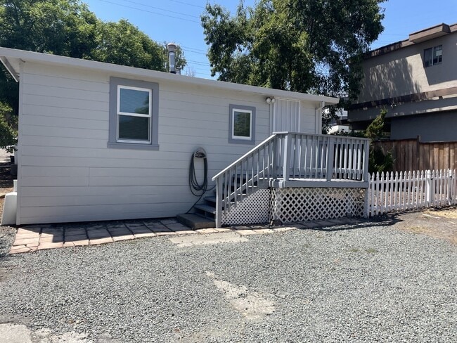 Building Photo - Charming and cozy 2 bedroom home in prime location of Walnut Creek!