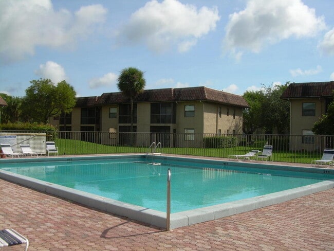 Building Photo - 6772 Palmetto Cir S