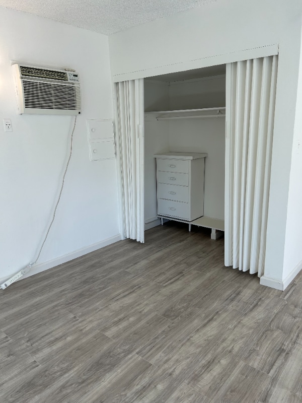 Building Photo - 633 N Orchard Dr
