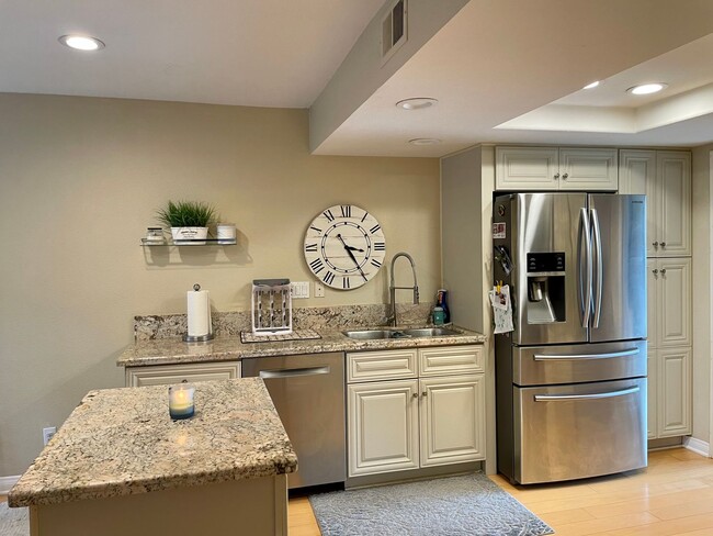 Building Photo - Spacious 3 Bedroom 2.5 Bath Townhouse in C...