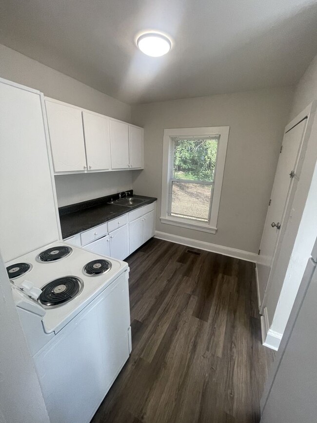 Building Photo - 2 bd 1 ba duplex