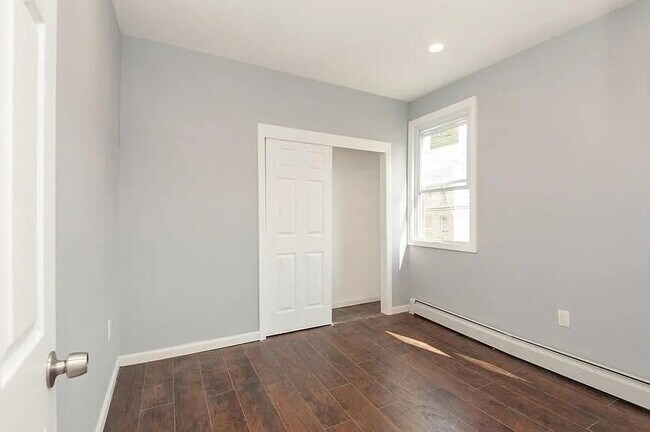 Building Photo - 705 8th St