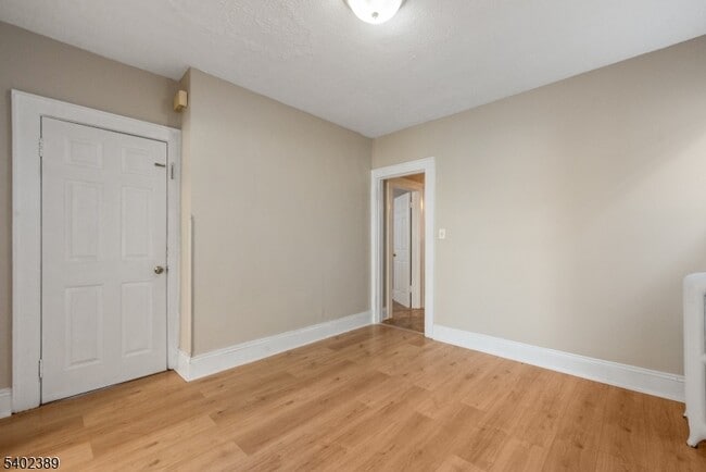 Building Photo - 525 Maple Ave