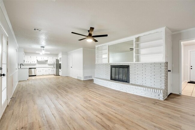 Building Photo - 324 NE 60th St