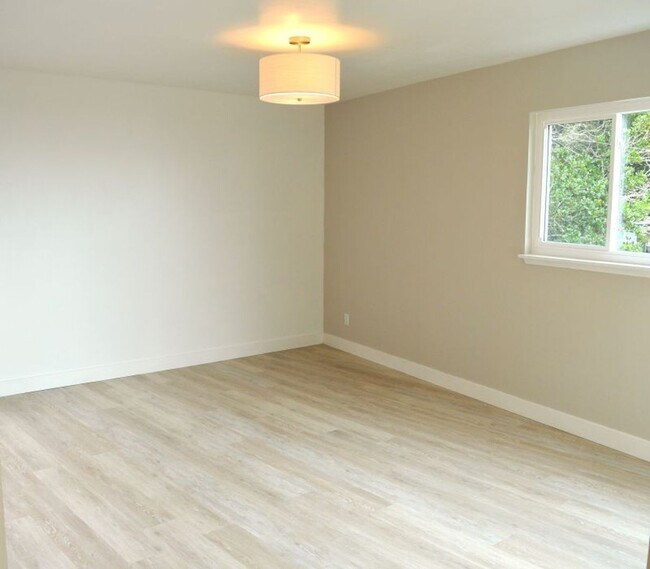 Building Photo - Crest23-25