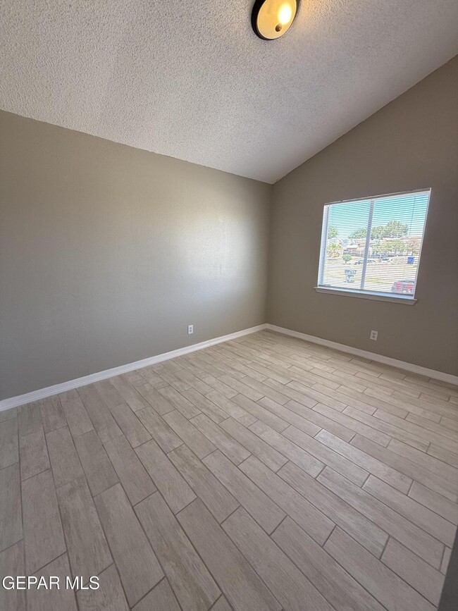 Building Photo - 9128 Bur Oak Cir