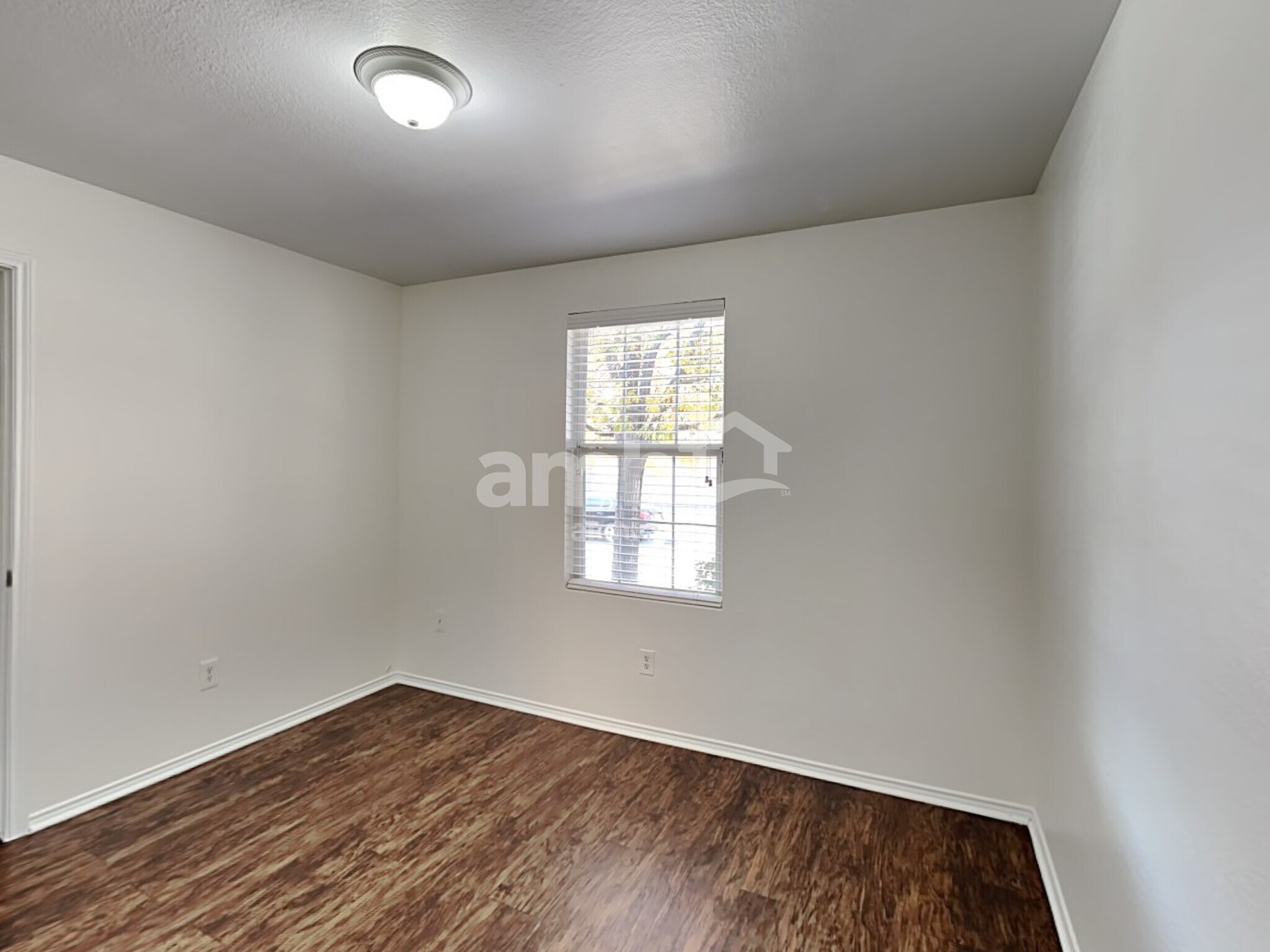 Building Photo - 742 Mission Ln