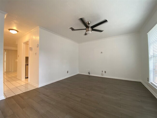 Building Photo - 10682 Hazelhurst Dr