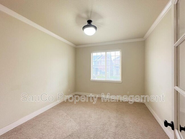 Building Photo - 727 NE 65th Ct