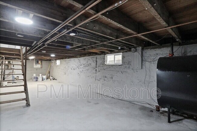 Building Photo - 16 Woods Ln