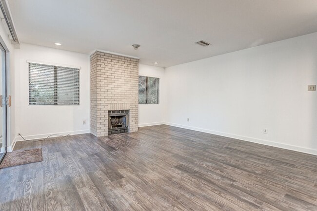 Building Photo - TCU / Medical District Townhome