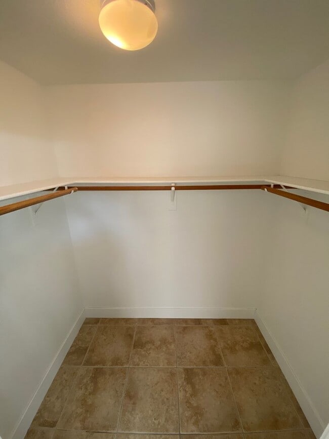 Building Photo - 127 Newburg Ave