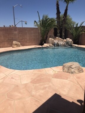 Building Photo - Immaculate 4 BR/ 2.5 Bath  w/ a Pool and Hot Tub in Rita Ranch!