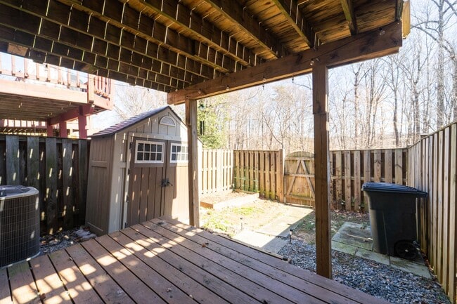 Building Photo - Great 3 BD 3.5 BA Townhome in a great location!