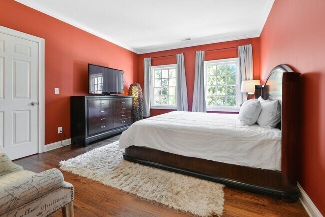 Building Photo - 1124 Moores Mill Rd NW