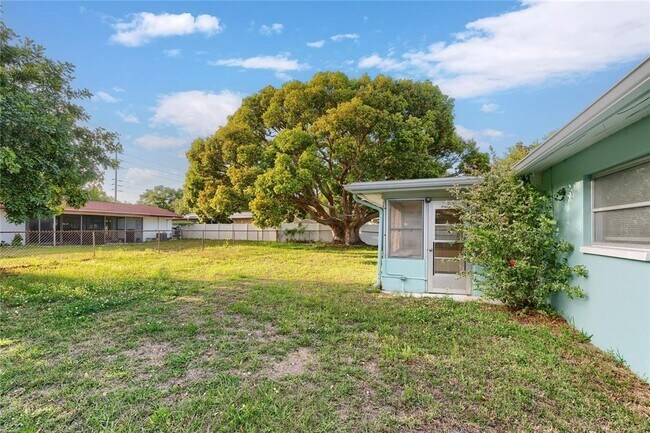 Building Photo - 1248 Lazy Lake Rd W